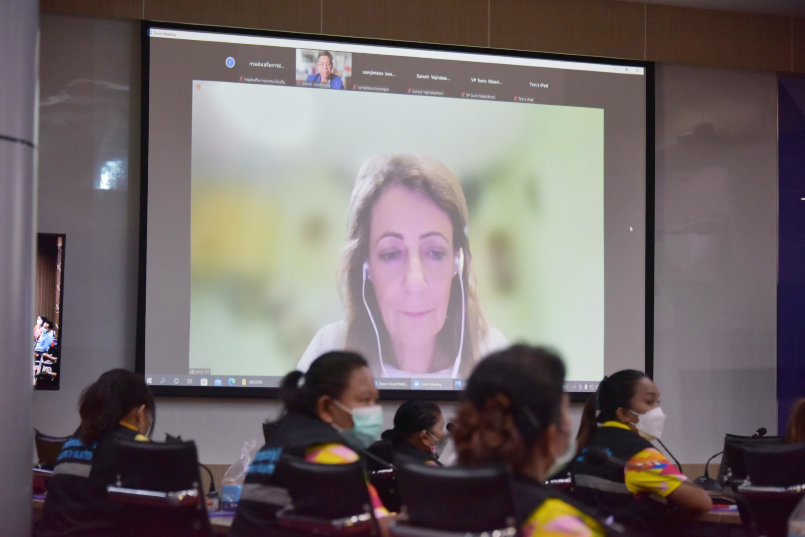  Cr. Jenny Hill, Australian Mayor of Townsville shared her perspective on the management of the city Townsville with local government officials of Nakhon Si Thammarat, Thailand in WRC 2022 at Walailak University 